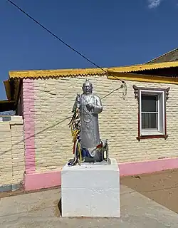 Статуя на территории хурула