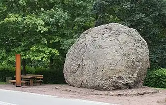 Вулканическая бомба, в Штроне, диаметром 5 метров и массой 120 тонн. Это было вызвано извержением вулкана в 8300 году до нашей эры