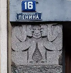 Изображения атлантов на первом этаже