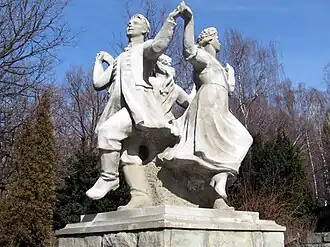 Скульптура «Трояк» Станислава Марцинова, расположенная в Силезском парке в Хожуве