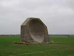 Акустическое зеркало высотой 4,5 метра (15 футов) в районе Килнси-Грандж, Восточный Йоркшир, Великобритания