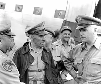 Чёрч (в центре, в чёрной кожаной куртке) с генералами Уокером и Коллинзом в Корее.