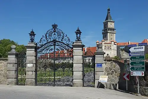 Ворота, ведущие в замковый парк