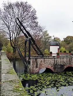 Разводной мост, ведущий к замку
