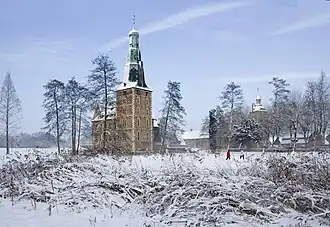 Вид замка в зимнее время