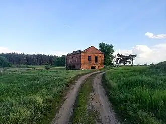 Руины водяной мельницы в с. Крупец, первое здание