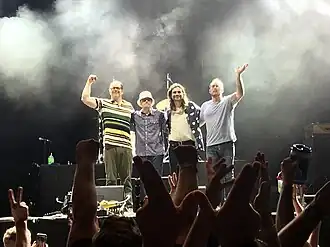 Выступление Weezer на Musikfest в 2019 году. Слева направоː Патрик Уилсон, Риверс Куомо, Брайан Белл, Скотт Шрайнер.