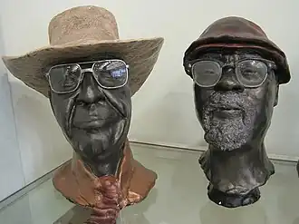Бюсты Слипи Джона Эстеса и Хэмми Никсона (справа) в доме Эстеса (ныне — Центр наследия Теннесси)