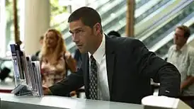 Джек уговаривает служащую аэропорта погрузить гроб с его отцом на борт.