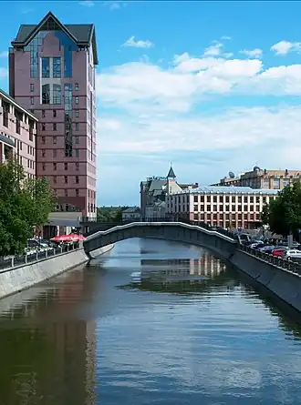 Второй (пешеходный) Шлюзовой мост. Справа Шлюзовая набережная