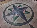 Роза ветров на полу платформы