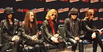 X Japan в Нью-Йорке на Comic-Con в 2014 году. Слева направо: Хит, Пата, Ёсики, Тоси и Сугидзо