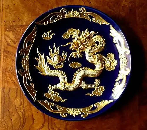 Украшенное позолотой блюдо