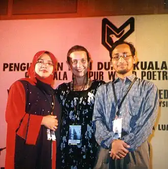 Хабибуррахман Саерози (справа) на Всемирных поэтических чтениях "Куала-Лумпур-2002"