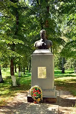 Памятник-бюст М. Л. Величаю, с. Лютенька