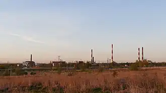 Ярославская ТЭЦ-3 (три высокие трубы справа) и Ярославский завод технического углерода (корпуса в центре и слева).Слева на горизонте можно увидеть трубы Ярославской ТЭЦ-2.