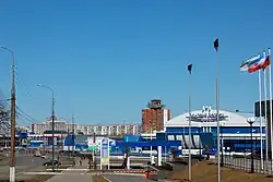 Водный дворец Йошкар-Ола (слева на заднем плане), ФОК «Спартак» (по центру) и Ледовый дворец Марий Эл (справа)