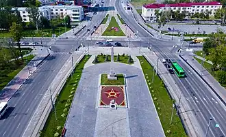 Вид на площадь Коммунаров и мемориал с высоты