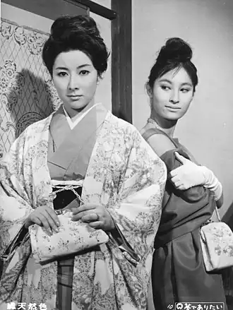 Фудзико Ямамото (слева) и Кёко Энами (справа) в фильме «Yume de Aritai» (1962)