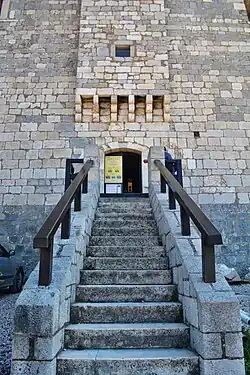 Высокоий вход внутрь комплекса