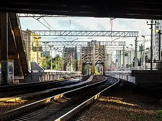 Вид на железнодорожную платформу "Зил" и на Павелецкий путепровод с уровня железнодорожных путей под Автозаводским мостом. Июль 2014