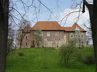 Вид замка из парка