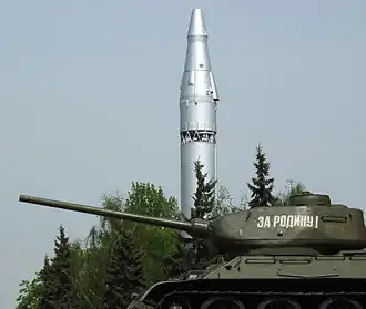 Танк Т-34-85 и ракета Р-9 у музея, 2007