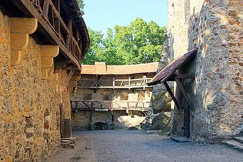 Замковый двор