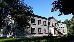 Одно из бывших административных зданий