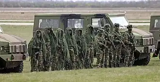 Военнослужащие 72 бригады специального назначения Сербии с автоматами Zastava M05C1 (слева)