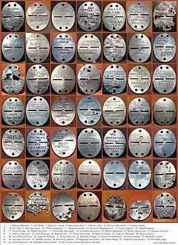 Жетоны офицеров Польской армии расстрелянных НКВД в Катыни, раскопаны в братских могилах в Харькове (экспонаты Катынского музея)