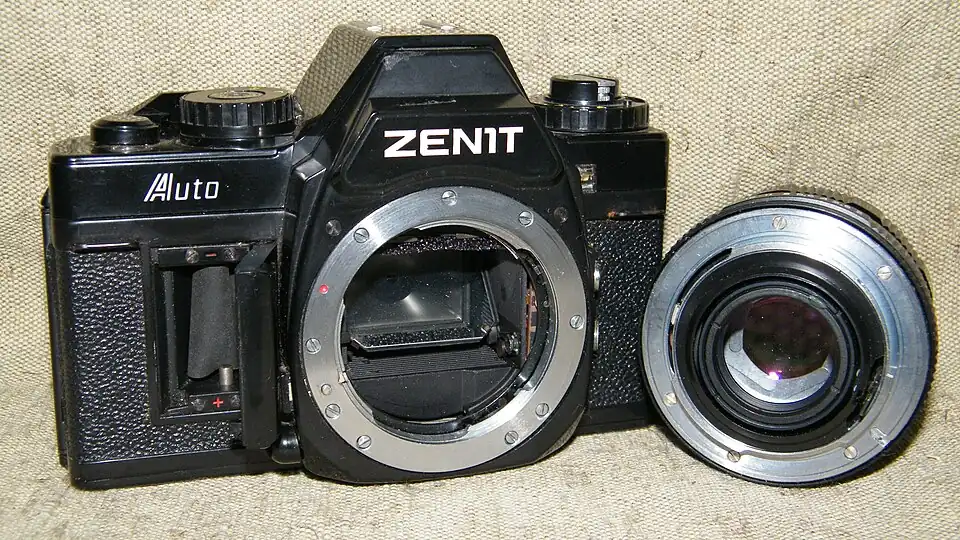 Батарейный отсек открыт, объектив отсоединён.