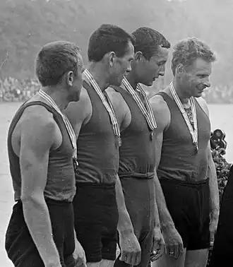 Стерлик - второй справа