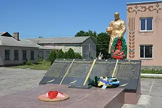 Братская могила в центре Знаменки (похоронено 102 воина)