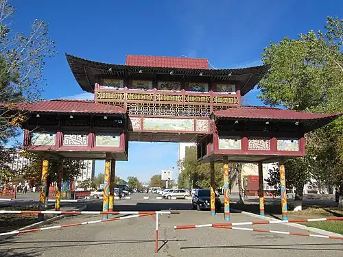 Южные ворота площади