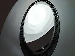 Эллипсоидная композиция с лестничным освещением в переходе между двумя линиями, вид снизу