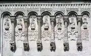 Аркатурно-колончатый пояс фасада Дмитриевского собора во Владимире. 1194—1197