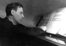 Л.А. Шварц за работой, предположительно 1940е годы.