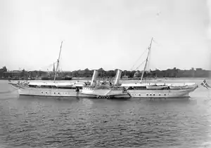 «Dannebrog» в 1913 году, после модернизации и капитального ремонта 1907 года. Фотография из Датского королевского морского музея (англ. Danish Naval Museum; дат. Orlogsmuseet), но теперь содержится в Национальном музее Дании (дат. Nationalmuseet).