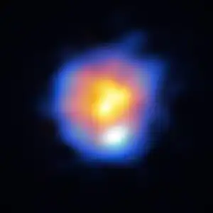 Детальное изображение R Зайца, полученное наблюдением в субмиллиметровом диапазоне на радиотелескопе ALMA с самым высоким разрешением, когда-либо полученным с помощью ALMA. Субмиллиметровое излучение поверхности звезды показано оранжевым цветом, а излучение мазера на цианистом водороде на частоте 891 ГГц синим цветом.