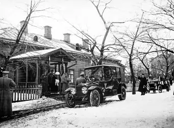 Императорская чета выходит к автомобилю «Роллс-Ройс» 40/50НР. Воронеж, декабрь 1914 года