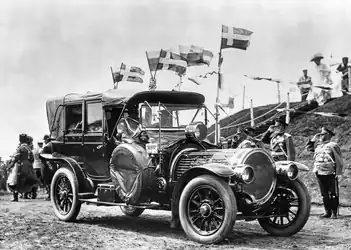 Императорский «Делоне-Бельвиль» 70CV (SMT) с кузовом ландоле. За рулем — князь В. Н. Орлов, рядом с ним — А. Кегресс. Красное Село, 1909 год