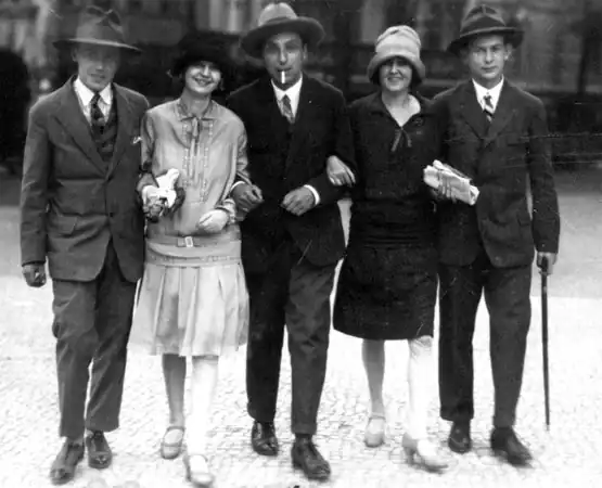 "Морской на экскурсии в Берлине" (надпись на оборотной стороне). В.Морской в центре. 1927 год